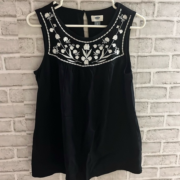 Black, Old Navy, sleeveless shirt, floral design in white size small - Picture 1 of 4